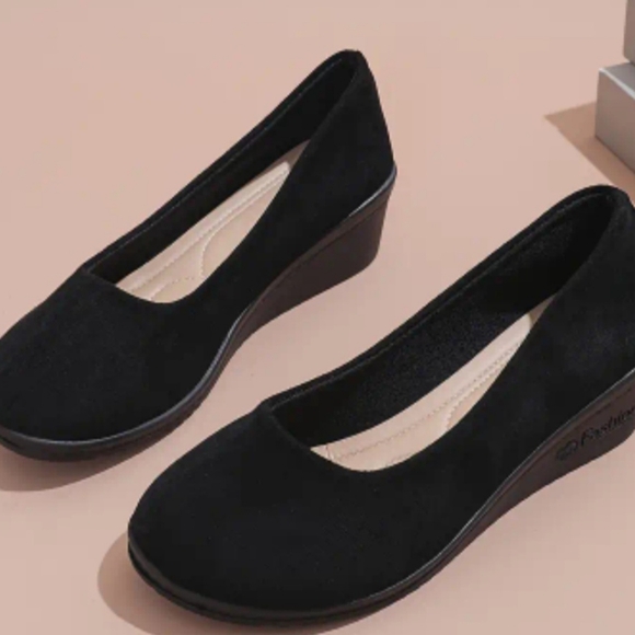 Wedge Nice brand new black low brushed leather low wedge 8.5 size 🛍 - Picture 4 of 4